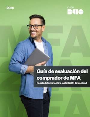 Un hombre con un port&aacute;til sonriendo y mirando por encima del hombro la cubierta del eBook Gu&iacute;a de evaluaci&oacute;n para el comprador de la autenticaci&oacute;n de varios factores de Duo