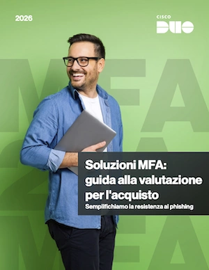Un giovane sorridente che tiene in mano un laptop e guarda oltre la spalla riprodotto sulla copertina dell'e-book Soluzioni MFA: guida alla valutazione per l'acquisto